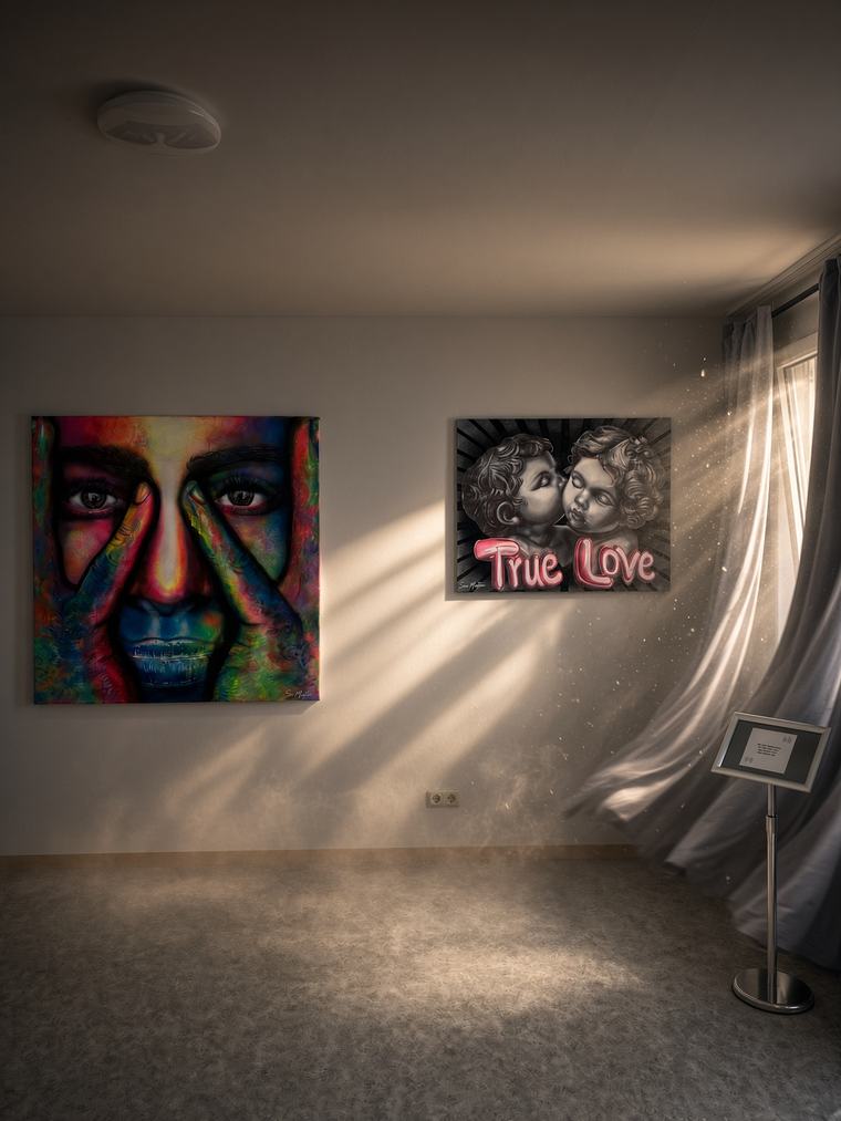 Galerieraum im Gegenlicht mit den Bildern „True Love“ und einem farbigen Gesicht von Siro Marteens